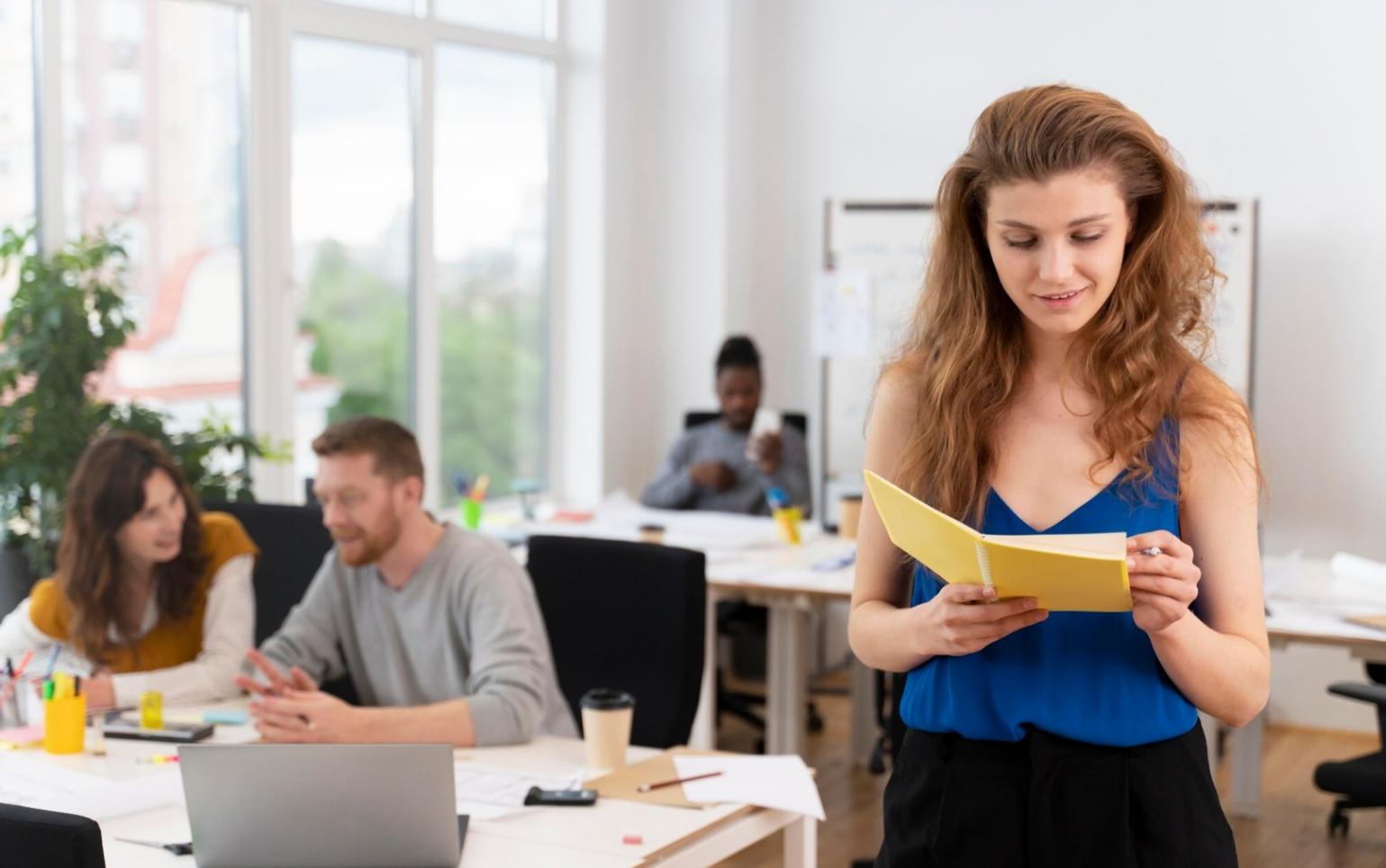 Séance de travail collaboratif sur les finances personnelles